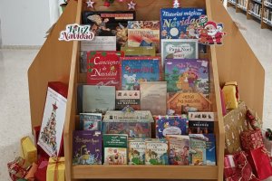 Los títulos navideños también tienen presencia en la Biblioteca de Adra.