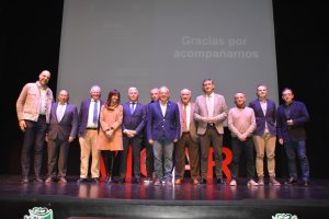 Los protagonistas suben al escenario.