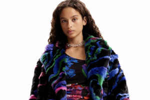 Desigual. Abrigo efecto pelo M. Christian Lacroix. 219 €