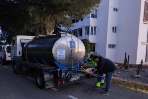 Un camión lleva agua a Espejo del Mar.