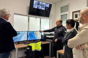 Alcalde y concejales visitan las dependencias de la Policía Local donde se contralará el tráfico.