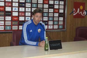 Guti en rueda de prensa cuando era entrenador del Almería en la Liga 2019-2020.