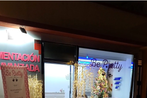 El centro estético Be Pretty, en Huércal de Almería, decorado por Navidad.