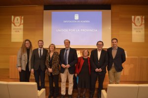 Foto grupal con casi todos los ponentes en la jornada, presidida por el director del Tercer Sector de Diputación, Jesús Baca.