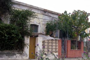 Últimas casas de lo que fue la barriada de Gachas Colorás, pegada a la vía del tren.