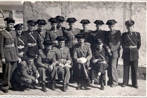Escena en Garrucha, en 1951, en la que el sargento Sergio García Muñoz, segundo sentado por la derecha, posa junto con el resto del destacamento.