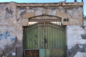La vieja puerta de piedra por donde pasaban los caballos y los carros.