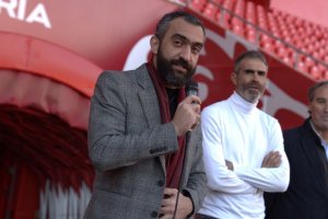 Mohamed El Assy felicitando la Navidad a sus muchachos.