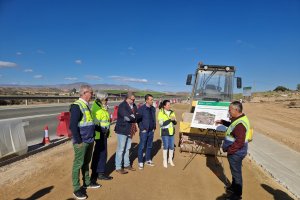 La delegada territorial de Fomento visita las obras del nuevo acceso a Pulpí.