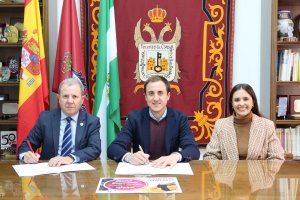 Representantes del Ayuntamiento y la Cámara de Comercio durante la firma del acuerdo.