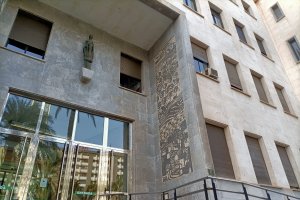 Puerta principal de la Audiencia Provincial de Almería.