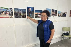 Remedios Marín Fernández mostrando fotografías de la exposición que se puede ver en el Centro de Adultos de La Chanca.