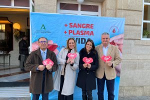 Aref Laarej, Esther Álvarez, Mª del Mar García Lorca y Juan de la Cruz Belmonte ante las puertas del Teatro Apolo. 