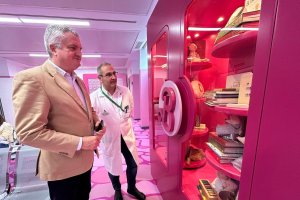 Juan de la Cruz Belmonte, delegado de Salud y Consumo, visitando la nueva sala de espera de urgencias decorada con la temática Barbie.