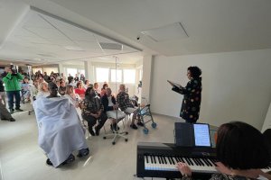 La soprano Maite Ordaz y la pianista María Luisa Sánchez durante el concierto celebrado en Vithas Almería.