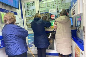 Compra de Loteria en el Paseo de Almería.