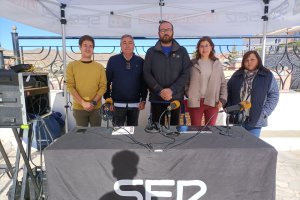 Participantes en el programa ‘Hoy por Hoy Levante’ de la Cadena SER emitido en la jornada de ayer desde la Plaza España del municipio de Arbole