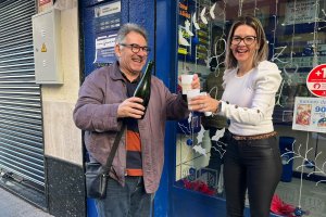 Celebración en la administración de Doctor Barraquer en Almería, donde se ha vendido un décimo del quinto premio 45353.