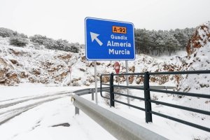 Carretera A-92 cubierta de nieve.