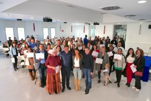 Entrega de diplomas a los participantes.