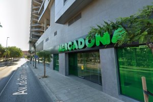 Entrada principal del Mercadona de la avenida de Sierra Alhamilla.