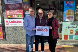 Los responsables y trabajadores del establecimiento de José Ramón, en Vera.