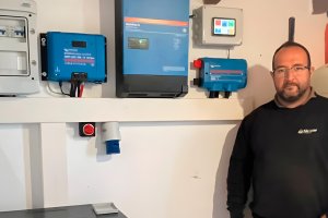 Alejandro en una de sus instalaciones de baterías.