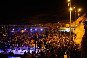 Miles de personas en el Mesón Gitano en la Noche de las Candelas.