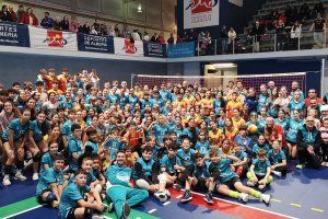 Foto de familia de un Cajamar Mintonette que ganó en solidaridad con la llegada de la Navidad.