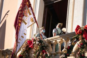 Dos legionarios montan guardia frente al Pendón de Almería.