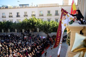 María del Mar Vázquez, alcaldesa de Almería, durante la tremolación del Pendón