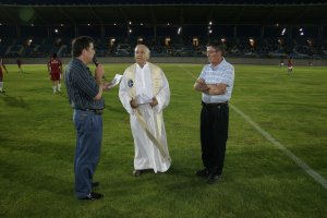 Juan Domínguez como maestro de ceremonia mientras se bendice el Mediterráneo.