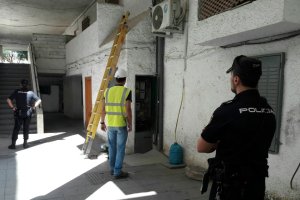 Policía Nacional y técnicos de Endesa en una intervención.