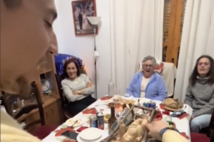 La nueva broma viral de TikTok./ @nataliagaa11