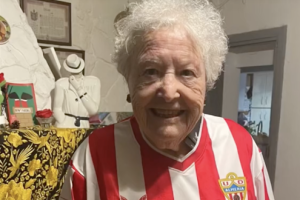 Elisa, la abuela del Almería./ @nereaelias_
