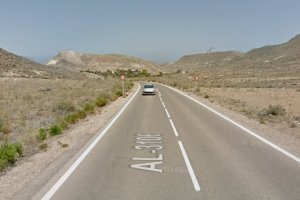 El turismo se salió de la vía cuando circulaba por la AL-3106.