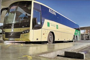 Autobús metropolitano en la estación de autobuses de la capital