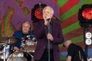 Tom Jones, durante un concierto en Nueva Orleans en 2019. Foto: Daniel Deslover / ZUMA Wire / dpa.