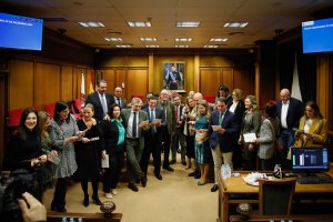 Buen ambiente navideño en el último pleno del año.