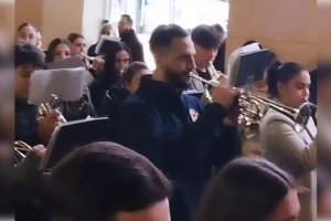 La banda interpretando la canción del artista almeriense.