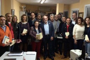 El general Ballenilla el primero de pie por la derecha cuando presentamos un libro del CySOC, en 2014. FOTO JOMAROMÁN.