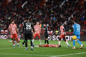 La imagen de un Almería derrotado en el partido ante el Betis (0-0) en el Estadio de los Juegos Mediterráneos.