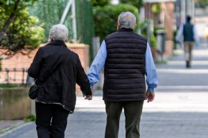 Imagen de una pareja de ancianos caminando por la calle.