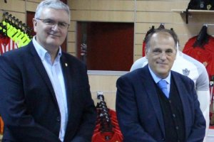 Javier Tebas en su última visita al Almería con Pepe Bonillo.