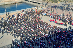 Un millar de músicos tocando en el Parque de las Almadrabillas.