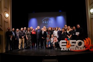 El equipo de EISO con el homenajeado de honor, Peter Beale, los premiados en el certamen ‘Cuéntalo en 90 segundos’ y la familia del audiovisual