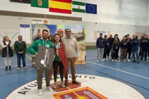 Javier Rodríguez, concejal de deportes, Juan Manuel López, alcalde de Pechina,y Daniela González, máxima goleadora.