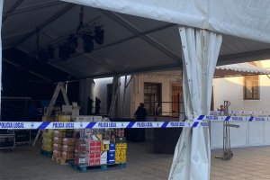 La carpa, con el precinto de la Policía Local.