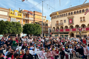 Los niños de Huércal Overa en la Plaza de la Constitución celebrando la Nochevieja Infantil.