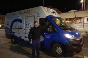 Juan Gómez posaba así de feliz a las seis y cuarto de la mañana.